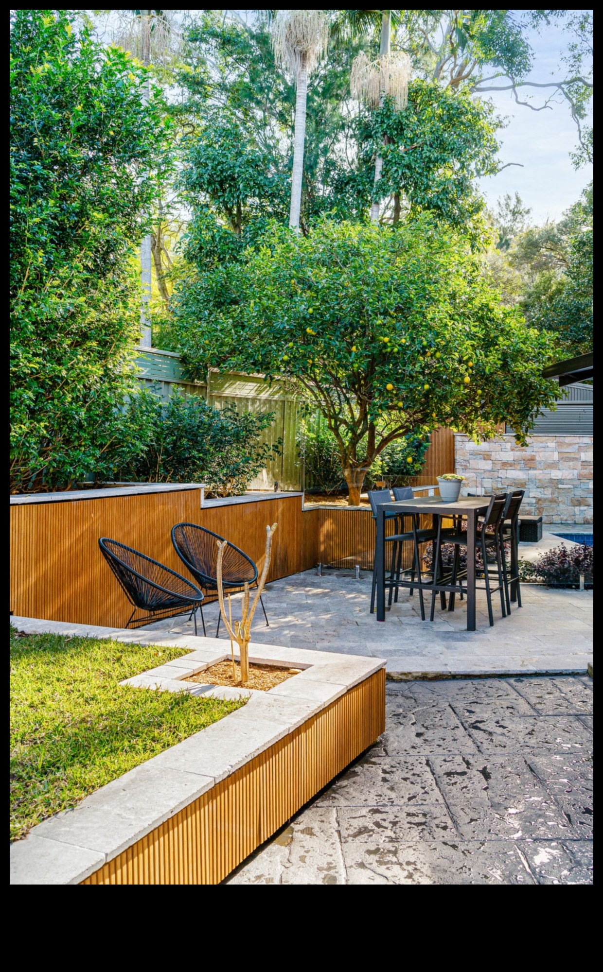 מהם כמה רעיונות אקלקטי לעיצוב פטיו חיצוני עם פופ של צבע?