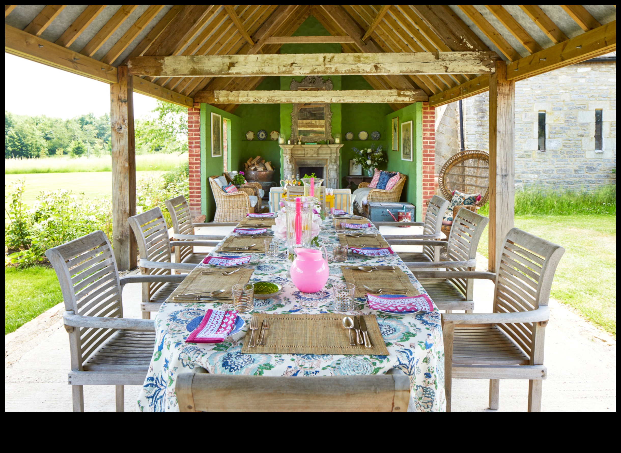 עיצוב פטיו חיצוני אקלקטי לסעודה באוויר הפתוח