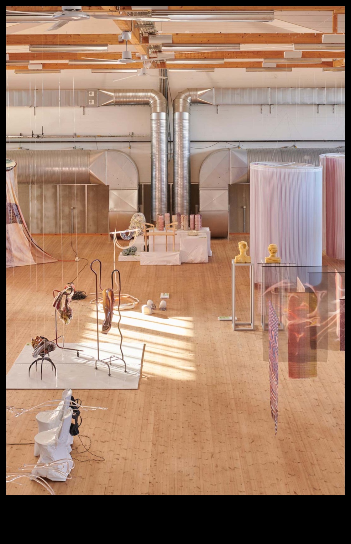 משטחים מפוסלים: טרנספורמציות אמנותיות שנחשפו בעיצוב גוף יצירתי