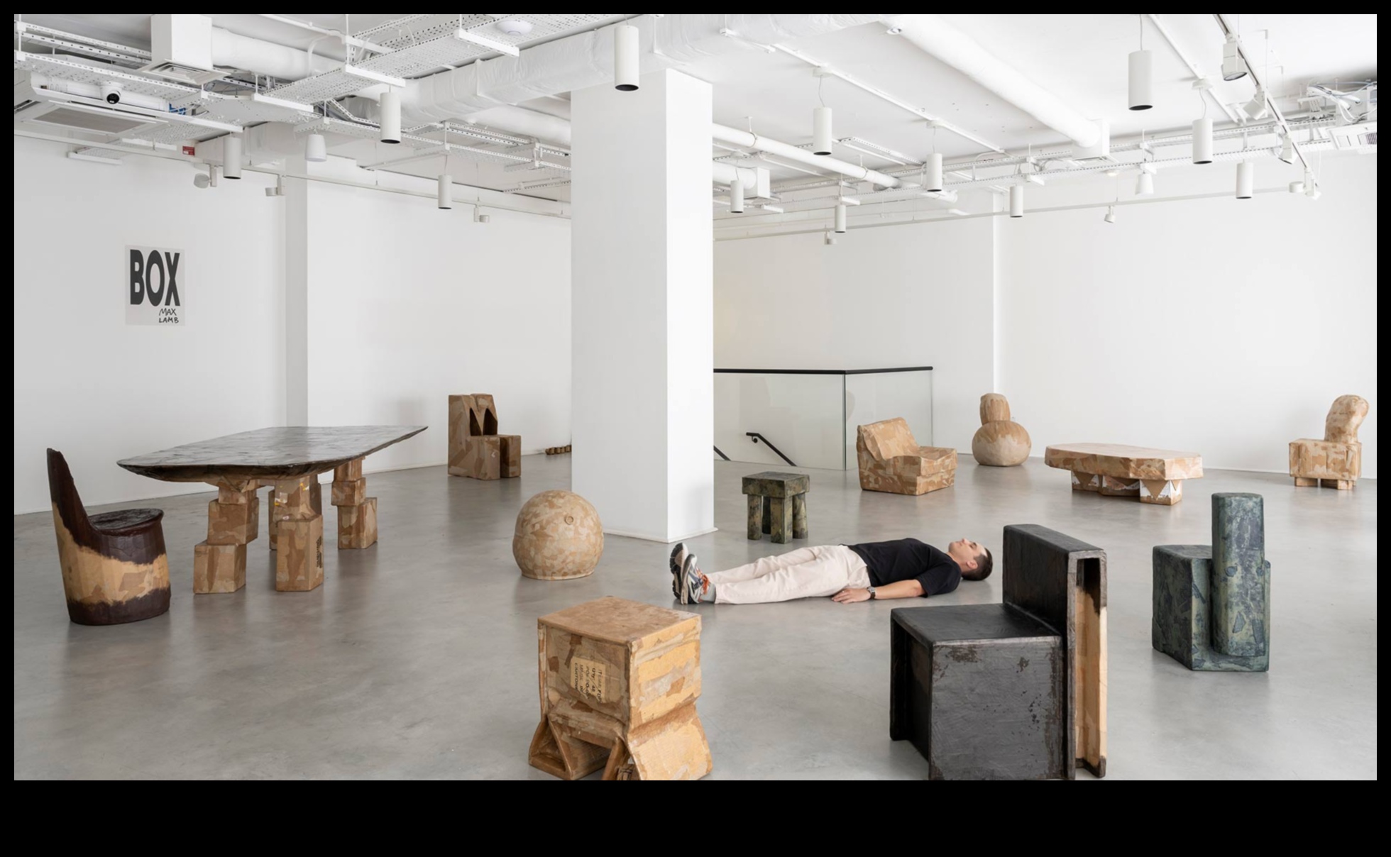 משטחים מפוסלים: טרנספורמציות אמנותיות שנחשפו בעיצוב גוף יצירתי