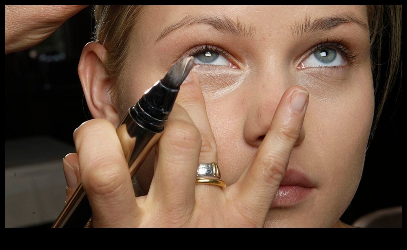 הגדרת קונסילר: טיפים לגימור נטול קמטים ולאורך זמן