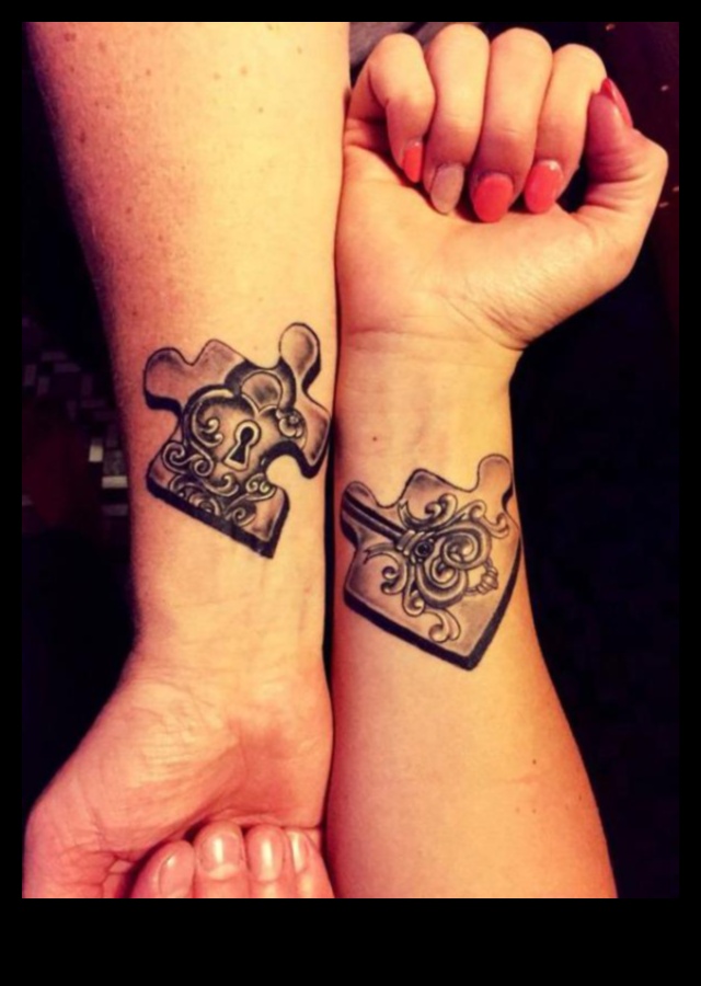 לחישות פרק כף היד: אומנות נחשפה בקעקועים מיניאטוריים