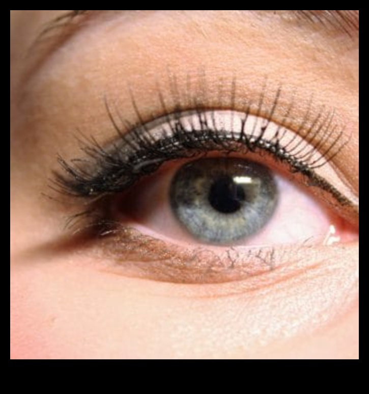 מסקרה וריסים מלאכותיים: כיצד להשלים את הזיופים שלך להשפעה נוספת