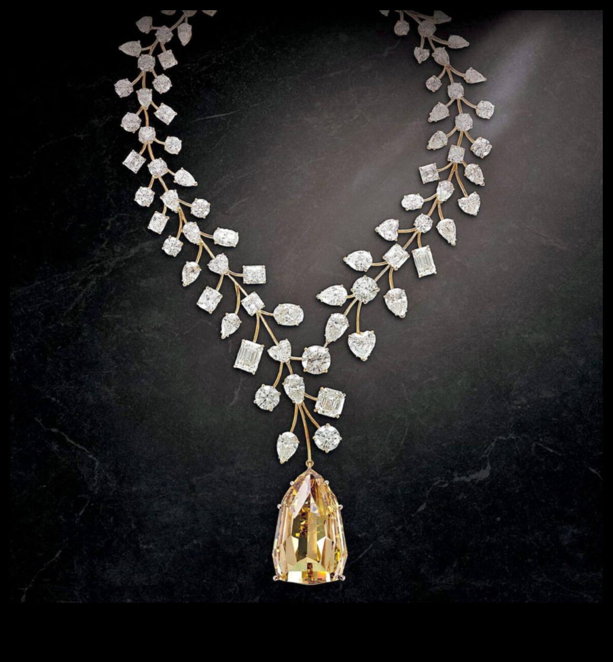 יוקרה מוגדרת מחדש: חשוף את הצד המפואר שלך עם יצירות השרשרת שלנו