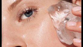 אומנות גלגול הקרח: שילוב טיפול בקור בשגרת הטיפוח שלך