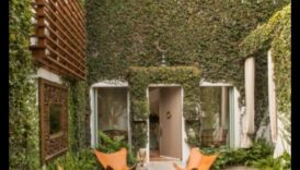 מהם כמה רעיונות אקלקטי לעיצוב פטיו חיצוני עם פופ של צבע?