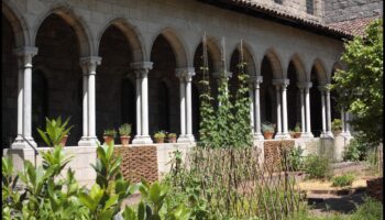 ארקידות אמנותיות: חקר יופי אדריכלי בקלויסטרים מתקופת הרנסנס