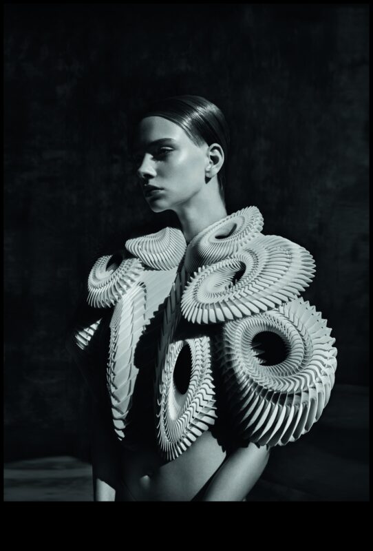 משטחים מפוסלים: טרנספורמציות אמנותיות שנחשפו בעיצוב גוף יצירתי