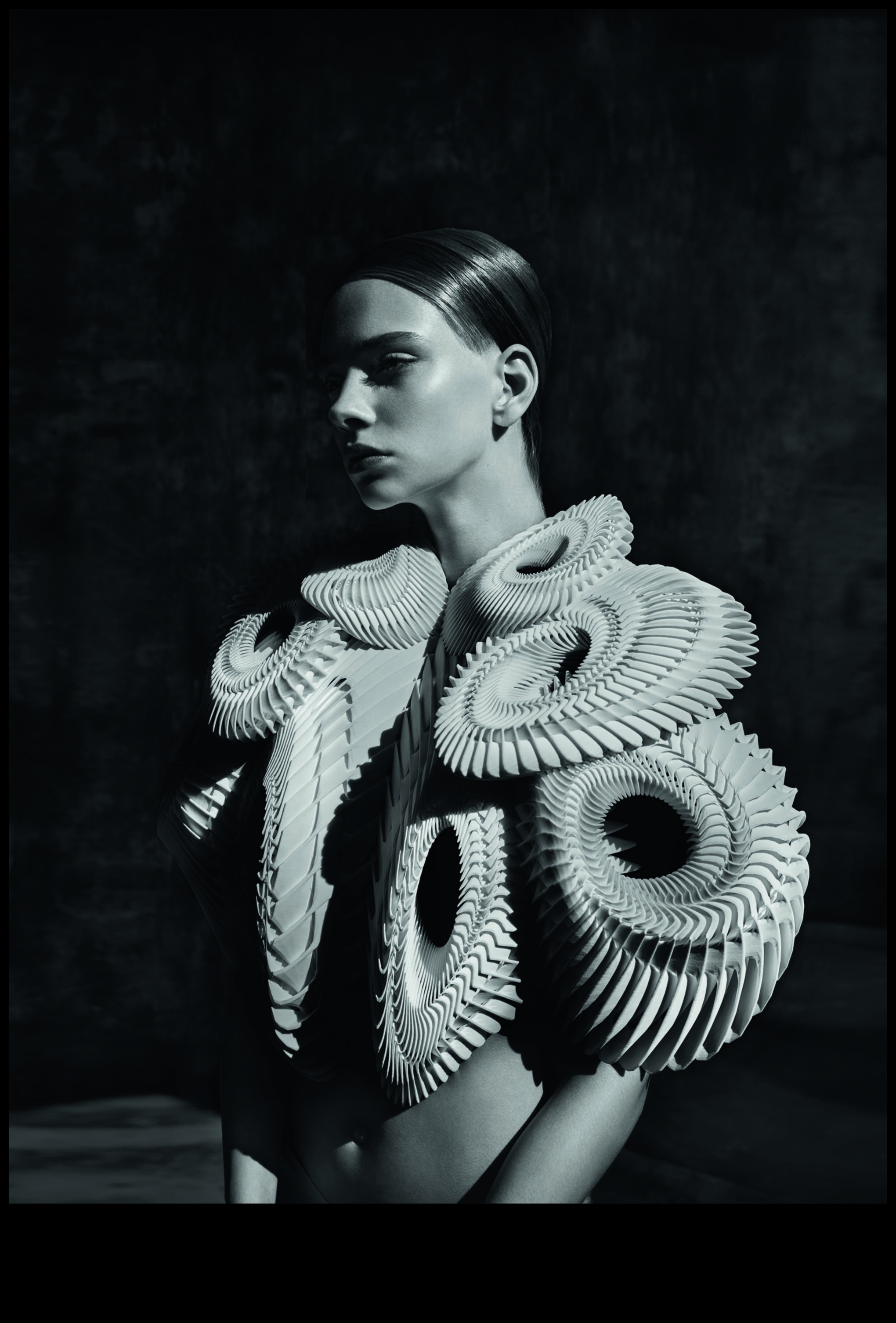 משטחים מפוסלים: טרנספורמציות אמנותיות שנחשפו בעיצוב גוף יצירתי