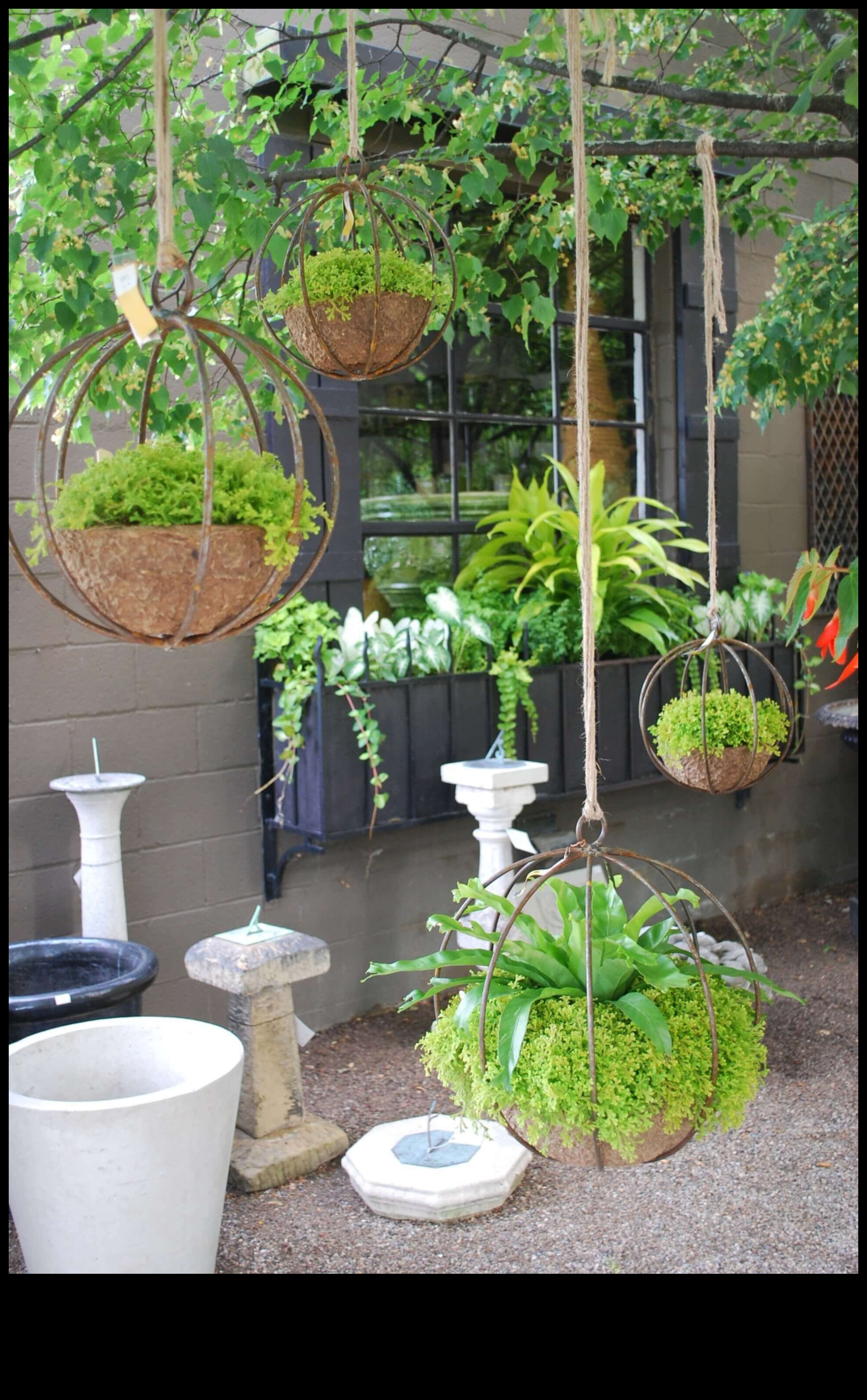 האם אתה יכול להציע רעיונות לעיצוב גינה חיצונית של בוהו שיק עם אדניות תלויות?