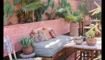 מהם כמה רעיונות לפופים מרוקאים לפינת ישיבה חיצונית בהשראת בוהו?